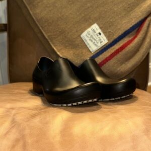 Sticky Shoes Women's Black Clogs